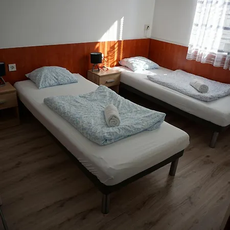 게스트하우스 Majus 1 Vendeghaz -